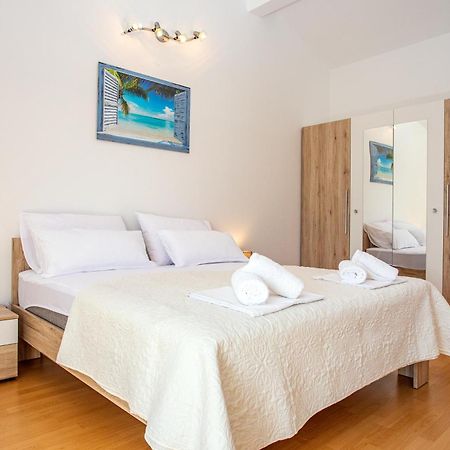 Apartments Adisa Omis Exterior photo