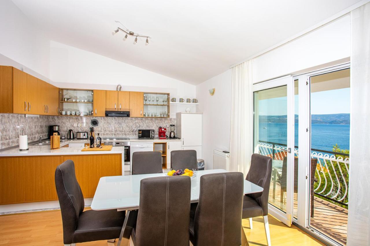 Apartments Adisa Omis Exterior photo