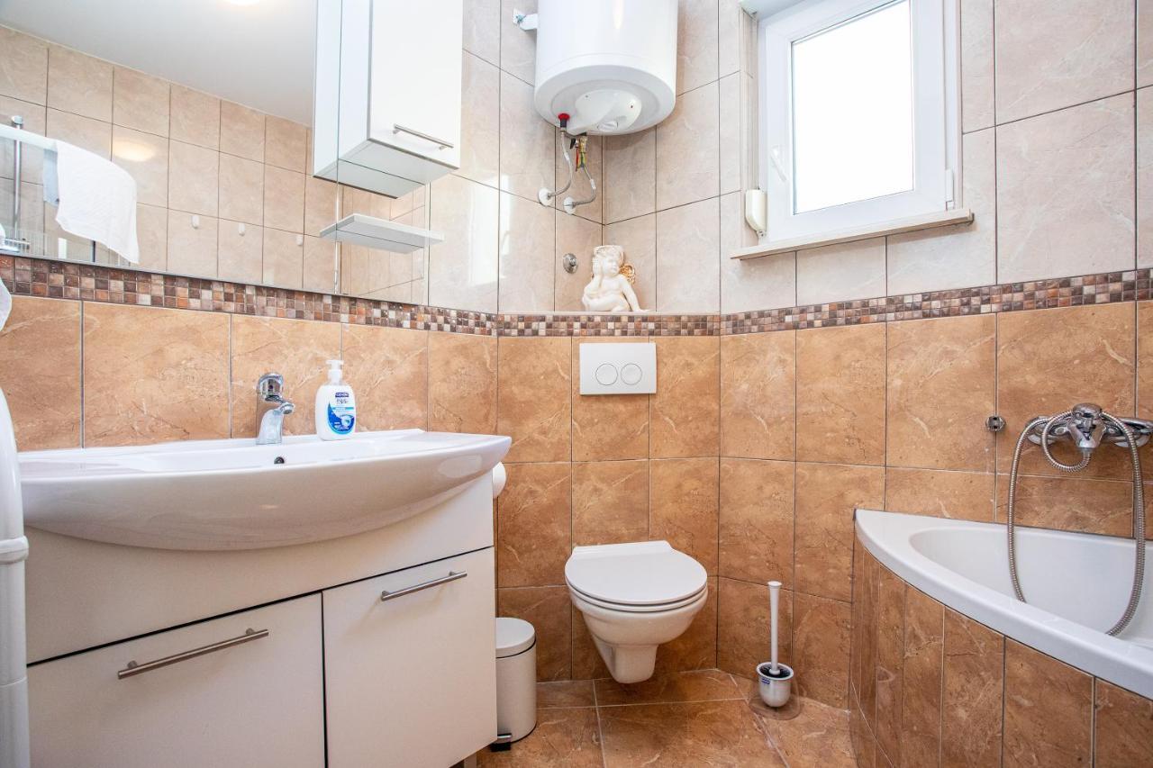 Apartments Adisa Omis Exterior photo