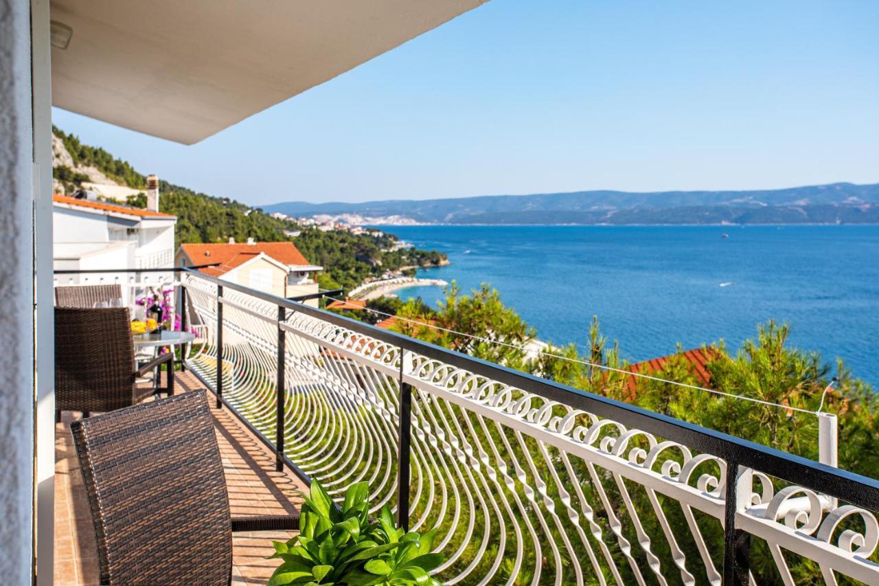 Apartments Adisa Omis Exterior photo