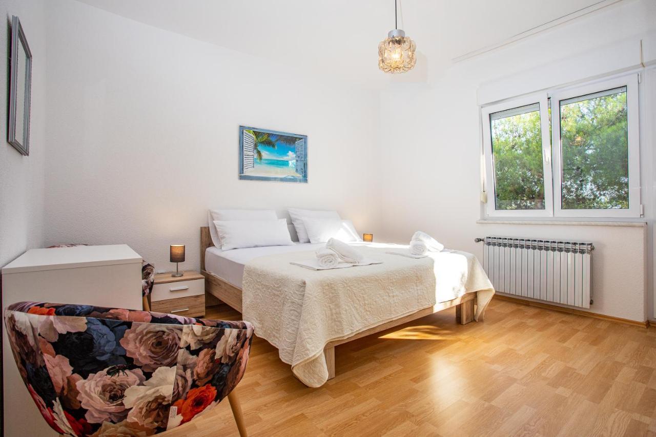 Apartments Adisa Omis Exterior photo