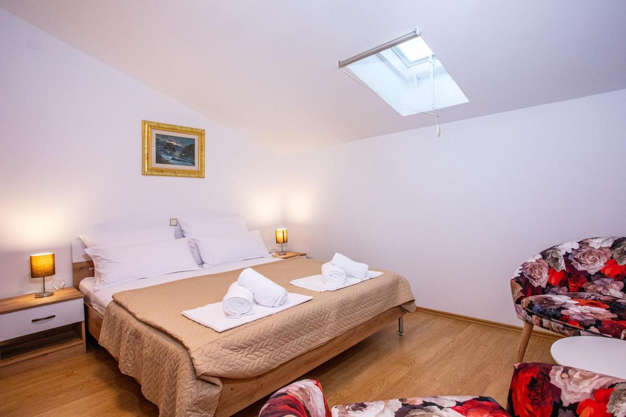 Apartments Adisa Omis Exterior photo