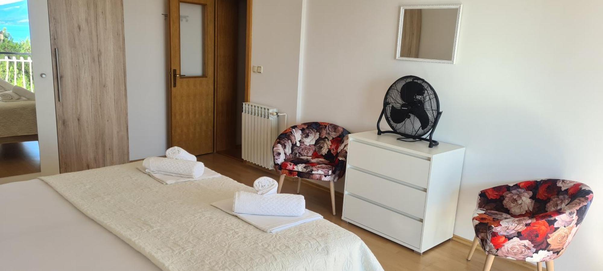 Apartments Adisa Omis Exterior photo