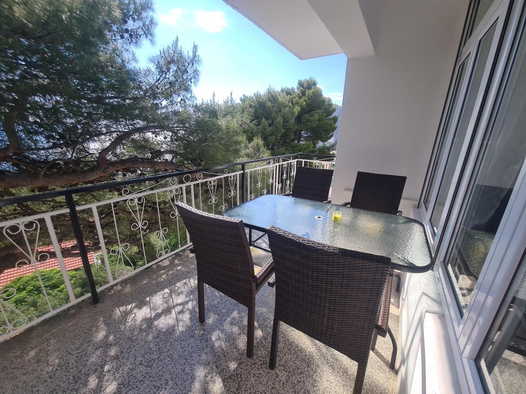 Apartments Adisa Omis Exterior photo